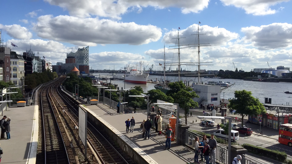 hamburg-hafe-landungsbruecken-elbphilharmonie